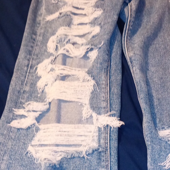 American eagle distressed size 2 regular jeans. - Picture 3 of 6